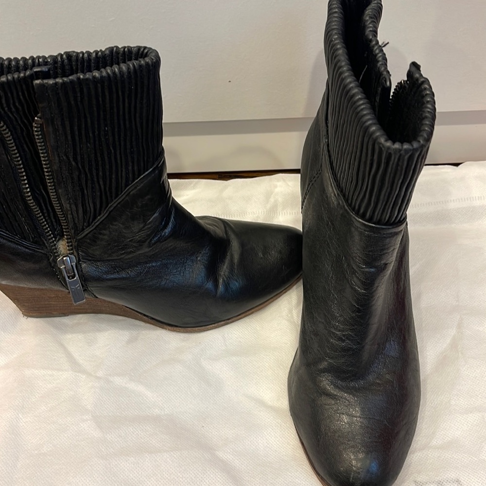Frye Boots Corby Leather Wedge Black Rib Pleat boots - Picture 2 of 6